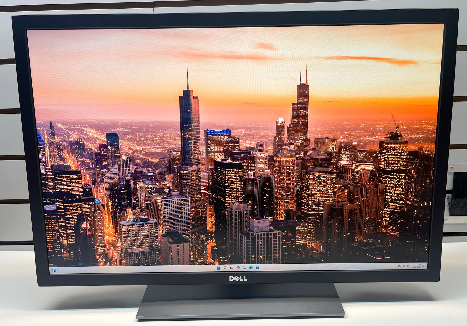 Dell UP3017 Monitor | Black | 30" WQXGA 2560 x 1600 | HDMI & DisplayPort