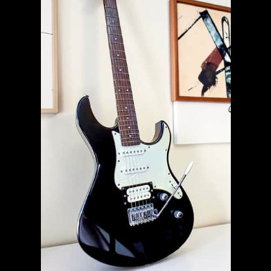 Yamaha Pacifica 112V (2010 Model) in Gloss Black / Package