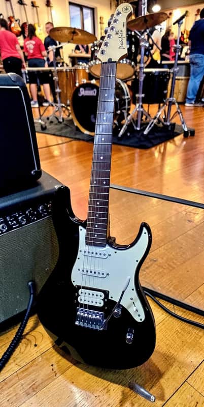 Yamaha Pacifica 112V (2010 Model) in Gloss Black / Package