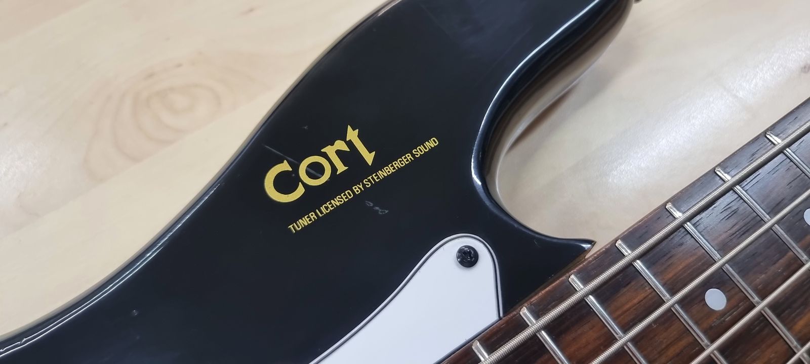 Cort Space PB Headless P-Bass 1983 - Black with White Finger Board + Rosewood Neck