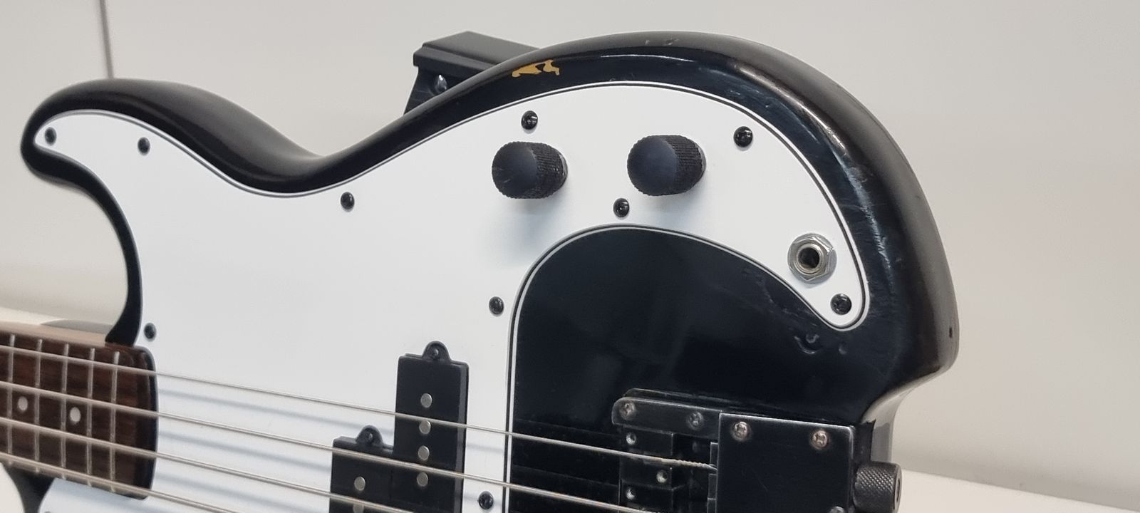 Cort Space PB Headless P-Bass 1983 - Black with White Finger Board + Rosewood Neck