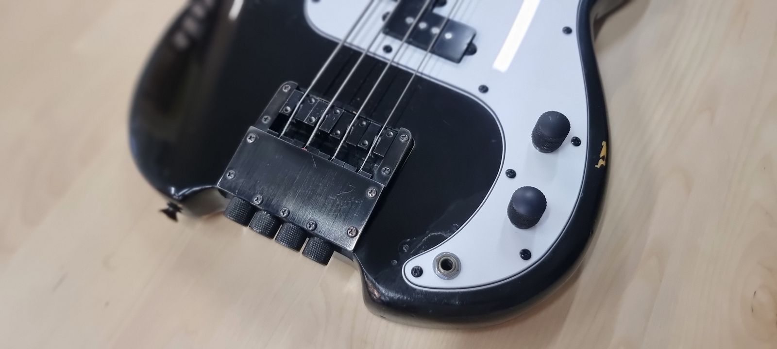 Cort Space PB Headless P-Bass 1983 - Black with White Finger Board + Rosewood Neck