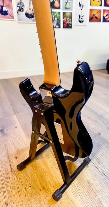 Yamaha Pacifica 112V (2010 Model) in Gloss Black / Package