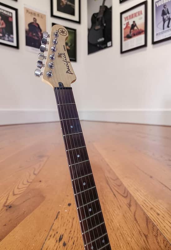 Yamaha Pacifica 112V (2010 Model) in Gloss Black / Package