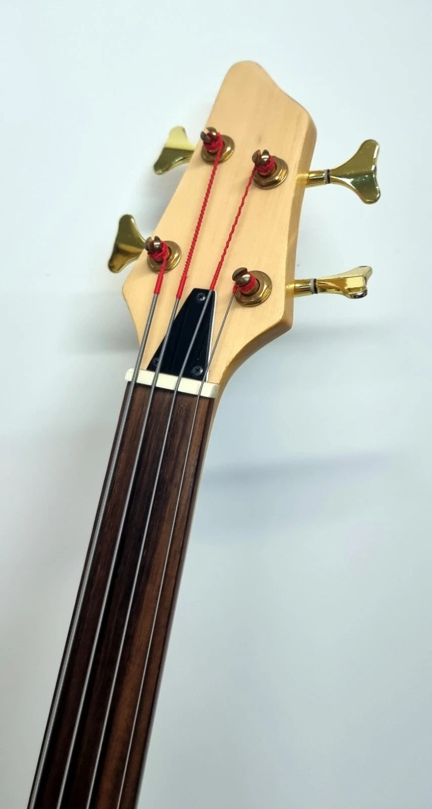 Fretless-Cutaway Bass Guitar -3 Pick-ups -Oak Body -Maple + Rosewood Neck
