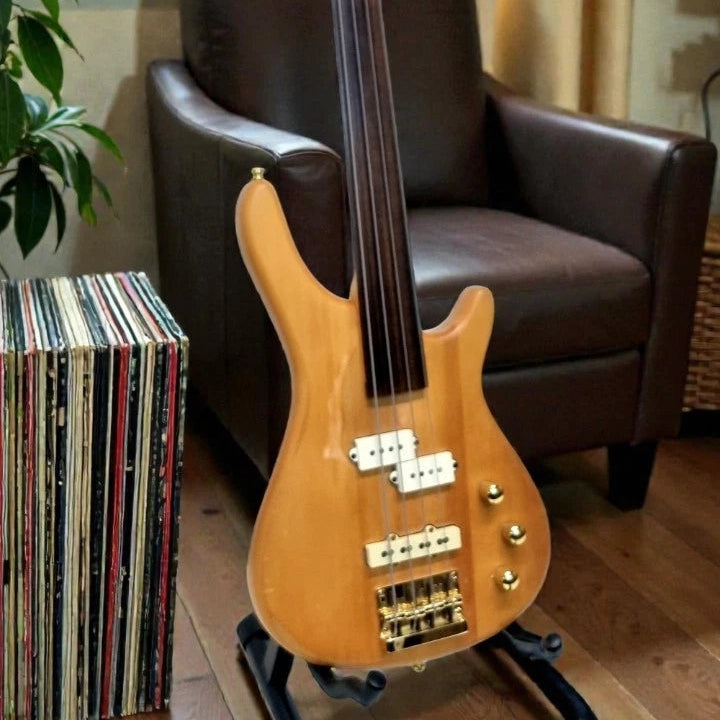 Fretless-Cutaway Bass Guitar -3 Pick-ups -Oak Body -Maple + Rosewood Neck