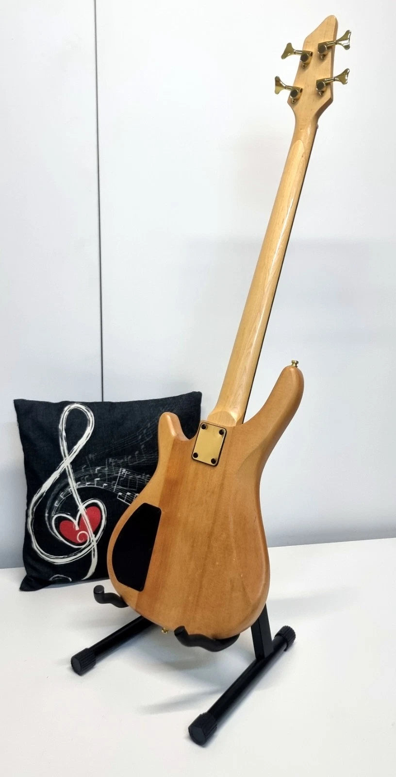 Fretless-Cutaway Bass Guitar -3 Pick-ups -Oak Body -Maple + Rosewood Neck