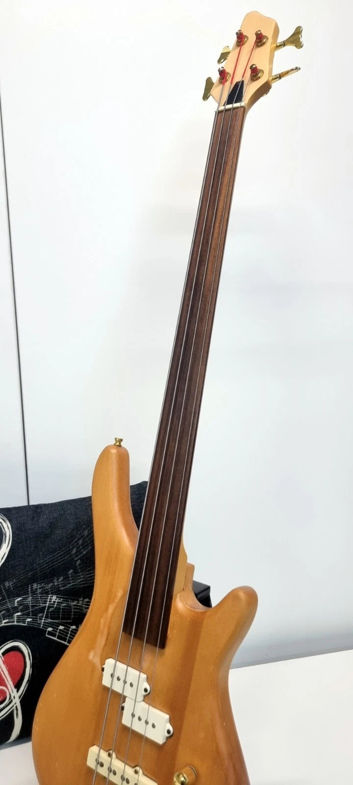 Fretless-Cutaway Bass Guitar -3 Pick-ups -Oak Body -Maple + Rosewood Neck
